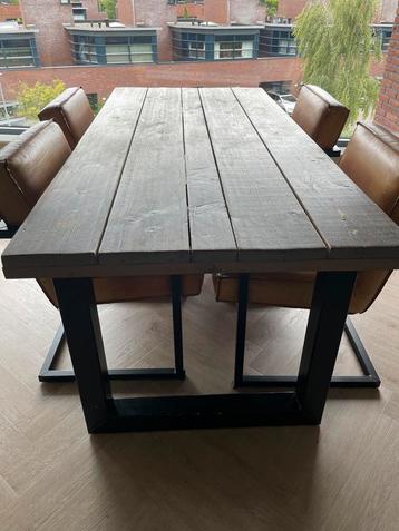 Eettafel sloophout met metalen onderstel GRATIS AF TE HALEN beschikbaar voor biedingen