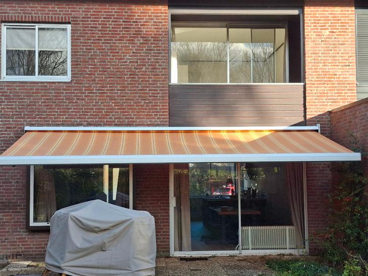 Elektrisch zonnescherm 6 meter breed, 2,5 meter diep, Tuin en Terras, Zonneschermen, Gebruikt, Knikarmscherm, 150 tot 300 cm, 450 cm of meer