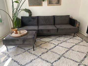 The Duchess velvet hocker beschikbaar voor biedingen