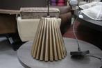 Leuke aparte ronde metalen hanglamp met geplooide vormen, Huis en Inrichting, Lampen | Hanglampen, Ophalen of Verzenden, Zo goed als nieuw