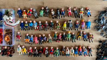 Playmobil poppetjes plus heel veel gesorteerde accessoires beschikbaar voor biedingen