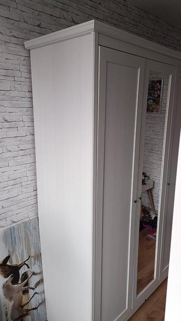 Witte Ikea kledingkast met spiegel 