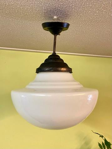 Industriële Art Deco Schoollamp Vintage Melkwit Glas beschikbaar voor biedingen