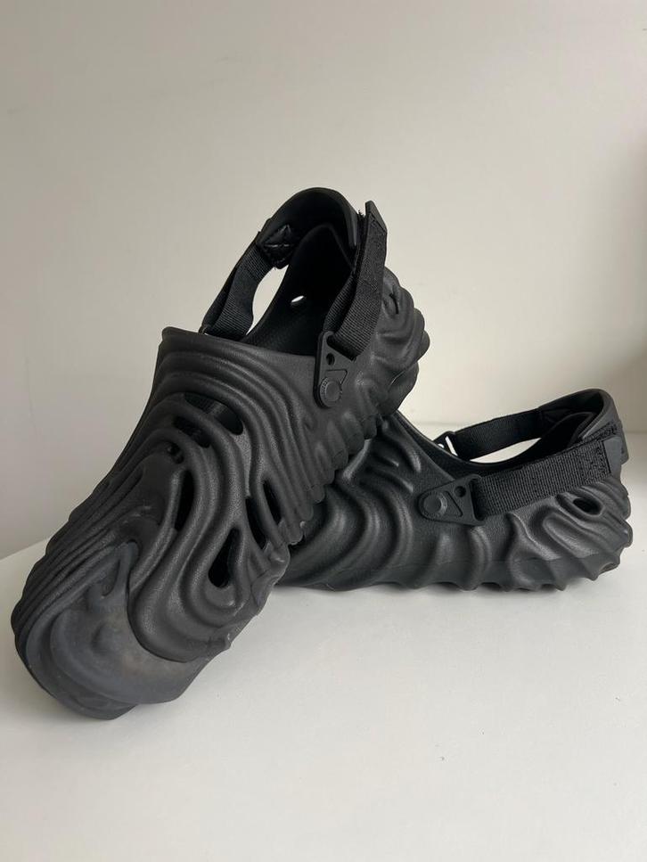 Crocs Pollex Clog Sasquatch - Nieuw, Limited Edition!, Kleding | Dames, Schoenen, Nieuw, Slippers, Zwart, Ophalen of Verzenden