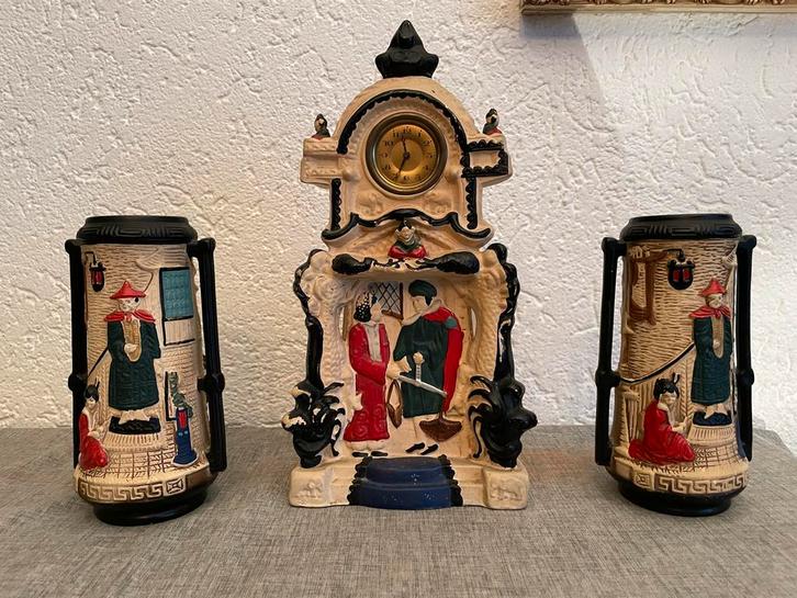 Oosterse klokstel met vazen met figuren, Antiek en Kunst, Antiek | Klokken, Ophalen