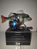 Daiwa 24 certate 2500 dual handle nieuw, Watersport en Boten, Hengelsport | Roofvissen, Ophalen of Verzenden, Nieuw, Molen