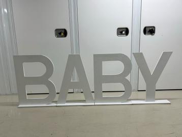 TE HUUR: Witte houten BABY letters beschikbaar voor biedingen
