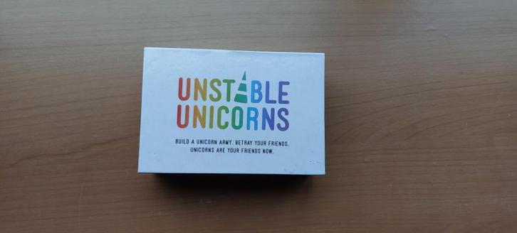 unstable unicorns, Hobby en Vrije tijd, Gezelschapsspellen | Kaartspellen, Zo goed als nieuw, Een of twee spelers, Drie of vier spelers