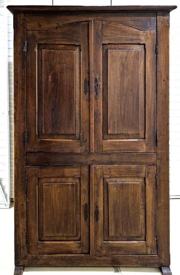 Antieke 4-deurs kast beschikbaar voor biedingen