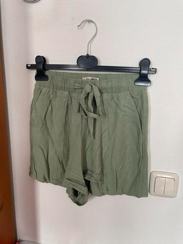 Pull & bear shorts korte broek olijfgroen broekje 34 XS 36 S beschikbaar voor biedingen
