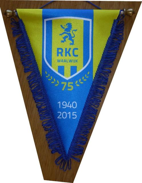 2x vaan voetbal RKC Waalwijk 2x ander logo voetbalvaan, Verzamelen, Sportartikelen en Voetbal, Nieuw, Vaantje of Sjaal, Overige binnenlandse clubs