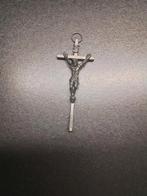 Crucifix hanger, Ophalen
