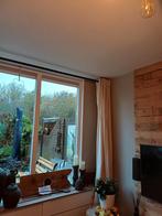 Creme kleurige inbetween gordijnen met zwarte roede, Huis en Inrichting, Stoffering | Gordijnen en Lamellen, Ophalen, 200 cm of meer