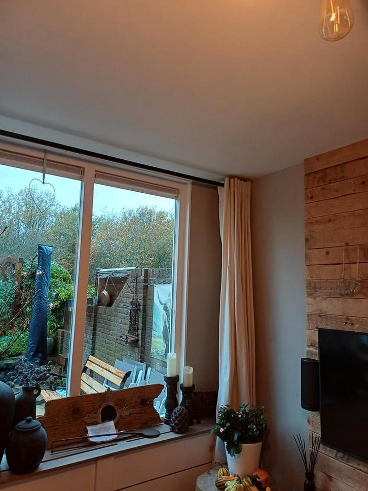 Creme kleurige inbetween gordijnen met zwarte roede, Huis en Inrichting, Stoffering | Gordijnen en Lamellen, 200 cm of meer, 200 cm of meer