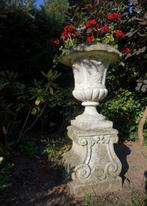 Mooie oude tuinvaas op sokkel, Tuin en Terras, Tuinvazen, Ophalen
