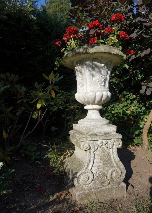 Mooie oude tuinvaas op sokkel, Tuin en Terras, Tuinvazen, Ophalen