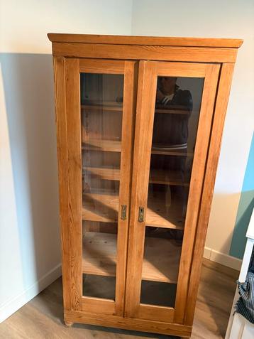 Houten grenen vitrinekast met glazen deuren kast beschikbaar voor biedingen