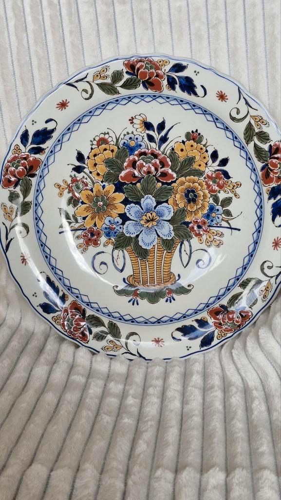 Polychroom Bord met Bloemen - Koninklijke Porceleyne Fles, Antiek en Kunst, Antiek | Wandborden en Tegels, Ophalen of Verzenden