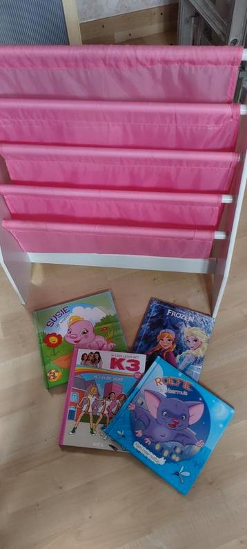 Worlds Apart boeken rek met boeken  beschikbaar voor biedingen