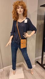 etalagepop, Ophalen, Gedragen