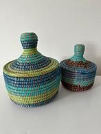 Twee Afrikaanse mandjes Senegal - blauw/ groen, Huis en Inrichting, Woonaccessoires | Schalen en Manden, Overige materialen, Mand