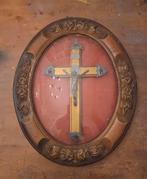 Ingelijste crucifix bol glas houtsnijwerk frans antiek, Antiek en Kunst, Ophalen of Verzenden