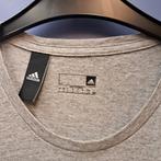 Adidas shirt licht grijs + print sport vrouw voorop L 47808, Kleding | Heren, T-shirts, Maat 52/54 (L), ., Ophalen of Verzenden