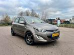 Hyundai i20 1.2I 5-DRS 2014 Bruin, Auto's, Zwart, Bruin, Origineel Nederlands, Handgeschakeld