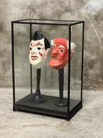 Zeer oude Halloween / carnaval maskers in vitrine, Ophalen of Verzenden