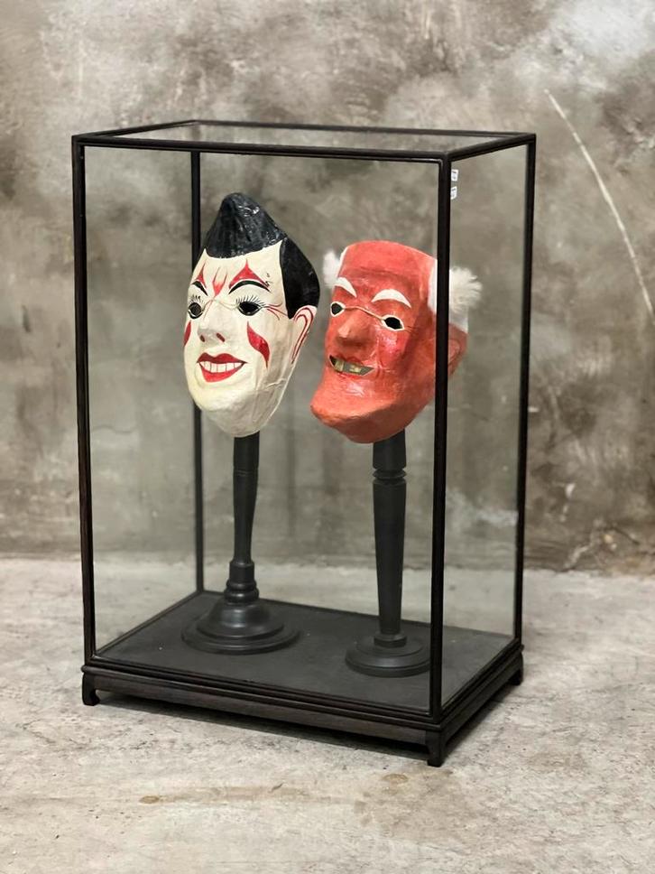 Zeer oude Halloween / carnaval maskers in vitrine, Antiek en Kunst, Curiosa en Brocante, Ophalen of Verzenden
