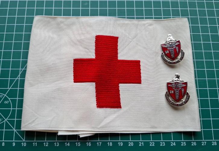 WWII - US - Medic Pin met Red Cross Armband, Verzamelen, Militaria | Tweede Wereldoorlog, Landmacht, Embleem of Badge, Amerika