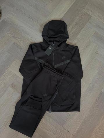 Nike Tech Fleece Zwart Nieuw – Maat [M/L] beschikbaar voor biedingen