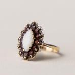 vintage 9 karaat gouden ring met opaal en granaat, Verzenden, Zo goed als nieuw, 17 tot 18, Met edelsteen