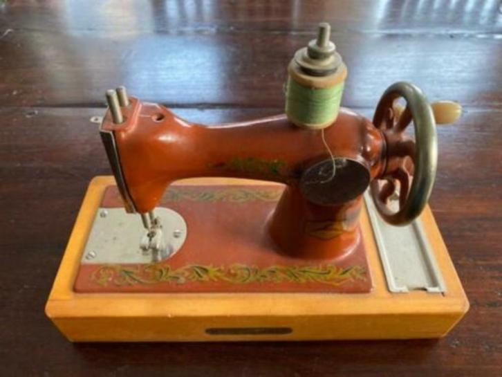 Vintage USSR speelgoed naaimachine met originele klos garen!, Antiek en Kunst, Antiek | Speelgoed, Ophalen of Verzenden