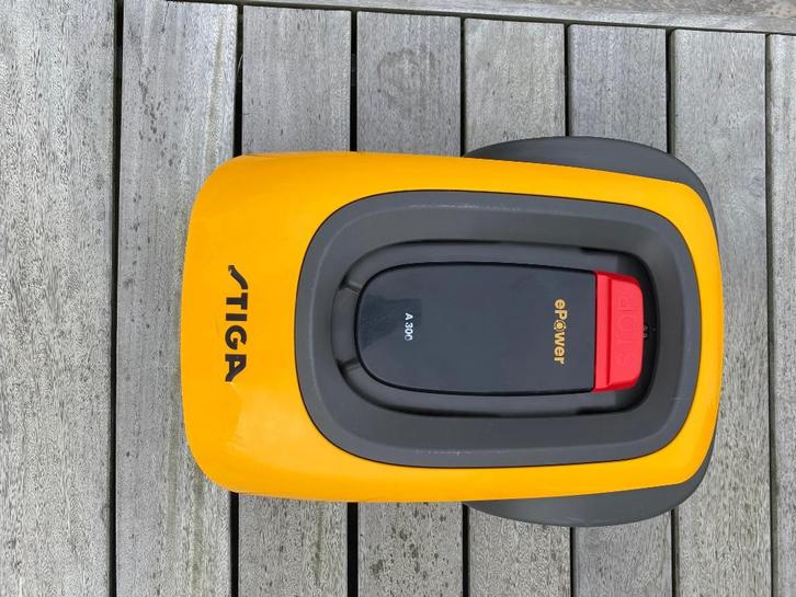 Robotmaaier Stiga A300, Tuin en Terras, Robotmaaiers, Zo goed als nieuw, Minder dan 20 cm, Met regensensor, Bestuurbaar via app