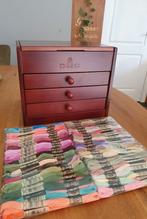 DMC vintage houten fourniturenkast incl 94 borduurstrengen, Ophalen of Verzenden, Nieuw, Handborduren, Borduurgaren of Zijde