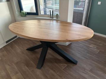 Te koop nieuwe eettafel  beschikbaar voor biedingen