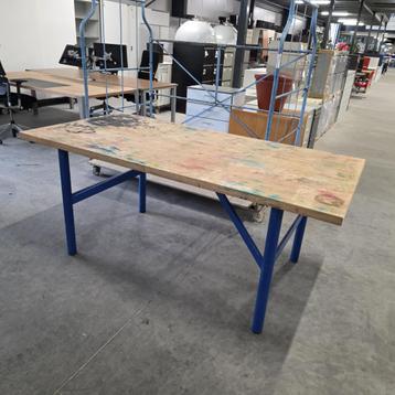 SUPERSTEVIGE metalen werkbank met dik houten multiplex blad beschikbaar voor biedingen