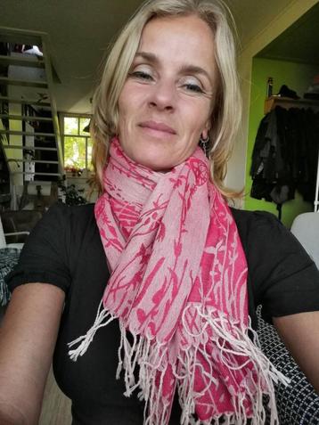 Nieuwe pashmina sjaal rozerood met bloem/vlindermotief beschikbaar voor biedingen