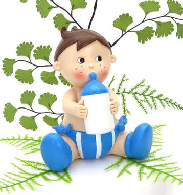 Mooie schattige baby jongetje met een babyflesje. beschikbaar voor biedingen
