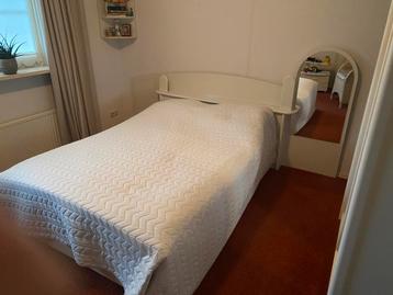 Mooi tweepersoonsbed met matras & lattenbodems 140 x 200 cm