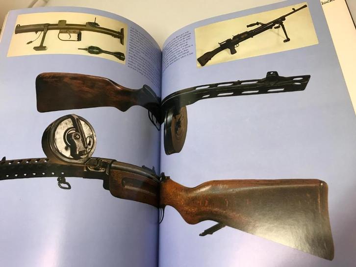 An illustrated history of Guns and Small Arms, Boeken, Oorlog en Militair, Gelezen, Ophalen of Verzenden