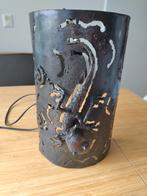 Hand gemaakt lamp/ muur decoratie met gekko, Ophalen of Verzenden, Gebruikt, Metaal, Minder dan 50 cm