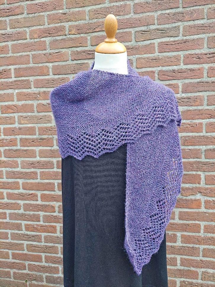 Omslagdoek, handgebreid en afgewerkt met ajourpatroontje, Kleding | Dames, Mutsen, Sjaals en Handschoenen, Nieuw, Sjaal, Maat 38/40 (M)