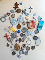 50 religieuze medaillons, hangers e.d Katholiek, Ophalen of Verzenden