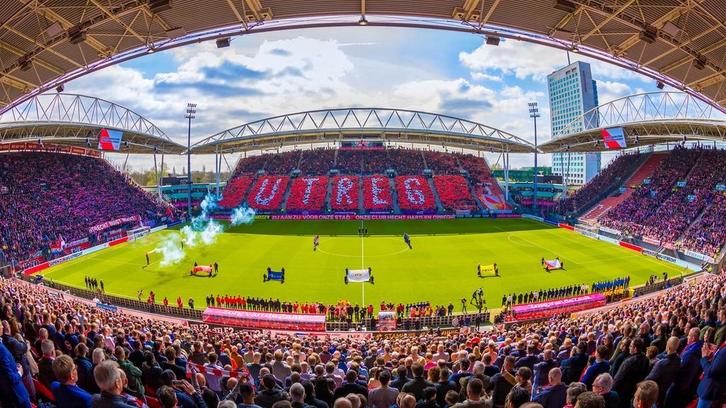 FC UTRECHT - NOTTINGHAM FORREST 2 TICKETS ZUIDTRIBUNE VAK O, Tickets en Kaartjes, Sport | Voetbal, Twee personen, Losse kaart