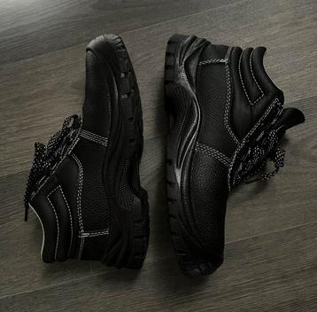 Gloednieuwe zwarte werkschoenen beschikbaar voor biedingen