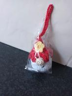 Nieuw gehaakte gnoom hanger, rode muts met gele bloem, Ophalen of Verzenden, Nieuw