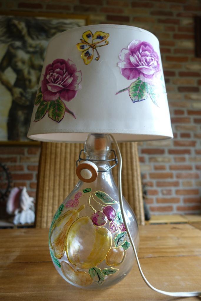 unieke schemer lamp met roze roosjes beschilderd glas, Huis en Inrichting, Lampen | Tafellampen, Gebruikt, Minder dan 50 cm, Glas