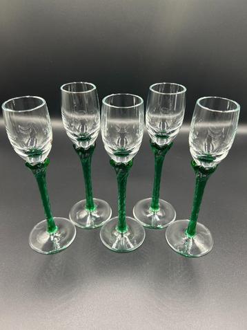 Set van 5 glazen met groene steel – 17 cm hoog beschikbaar voor biedingen